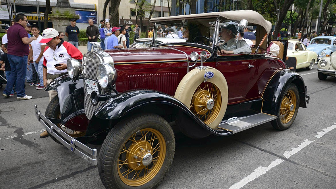 1721 autos clásicos se reunieron en la Ciudad de Mexico y rompieron un Reco...