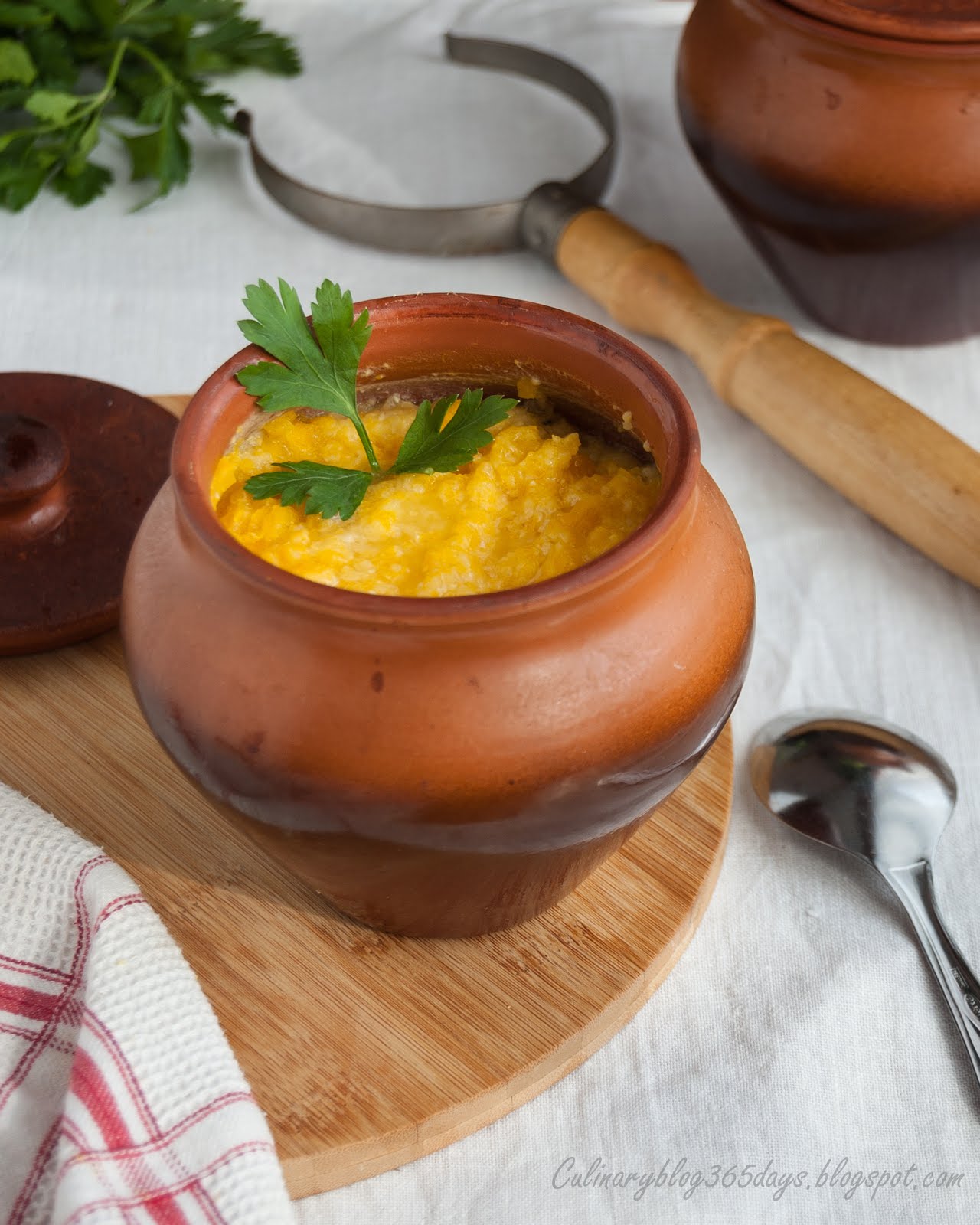 каша с тыквой. шонгарям пшенная каша. пшенная каша с тыквой в горшочке. каша в горшочках в духовке с тыквой. горшочек каши.