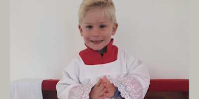 Criança curada por São Padre Pio vestido de acólito