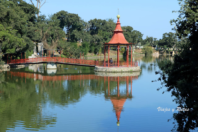 Lago japonés de Buddha Eden