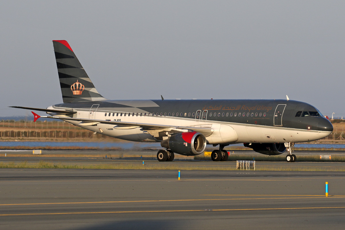 Planes and Trains Planes 2016 JYAYI / Airbus A320212 / Royal Wings