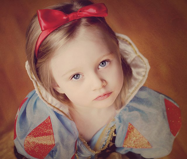 صور اطفال بعيون زرقاء واحلى عيون خضراء