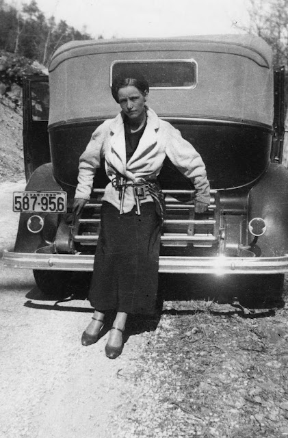 Stunning Image of Bonnie Parker in 1933 