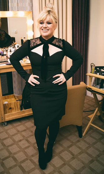 Celebrity Legs and Feet in Tights: Kelly Clarkson`s Legs and Feet in