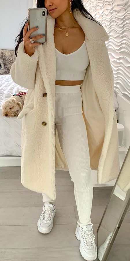 Fur coats are super trendy and chic for winter fashion. Here are 25 Womens fur coat fashion from black fur coat to white fur coat, mink fur coat to long fur coat. Fur fashion, fur outfit, fur clothing via higiggle.com #furcoat #coats #outfits #fashion