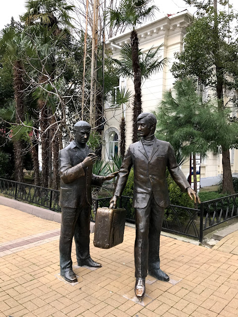 Памятник героям фильма Бриллиантовая рука Сочи www.vadim72.com