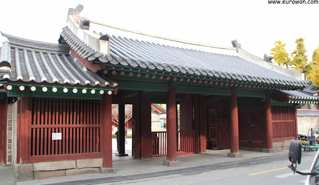 Entrada del santuario Dongmyo en Seúl