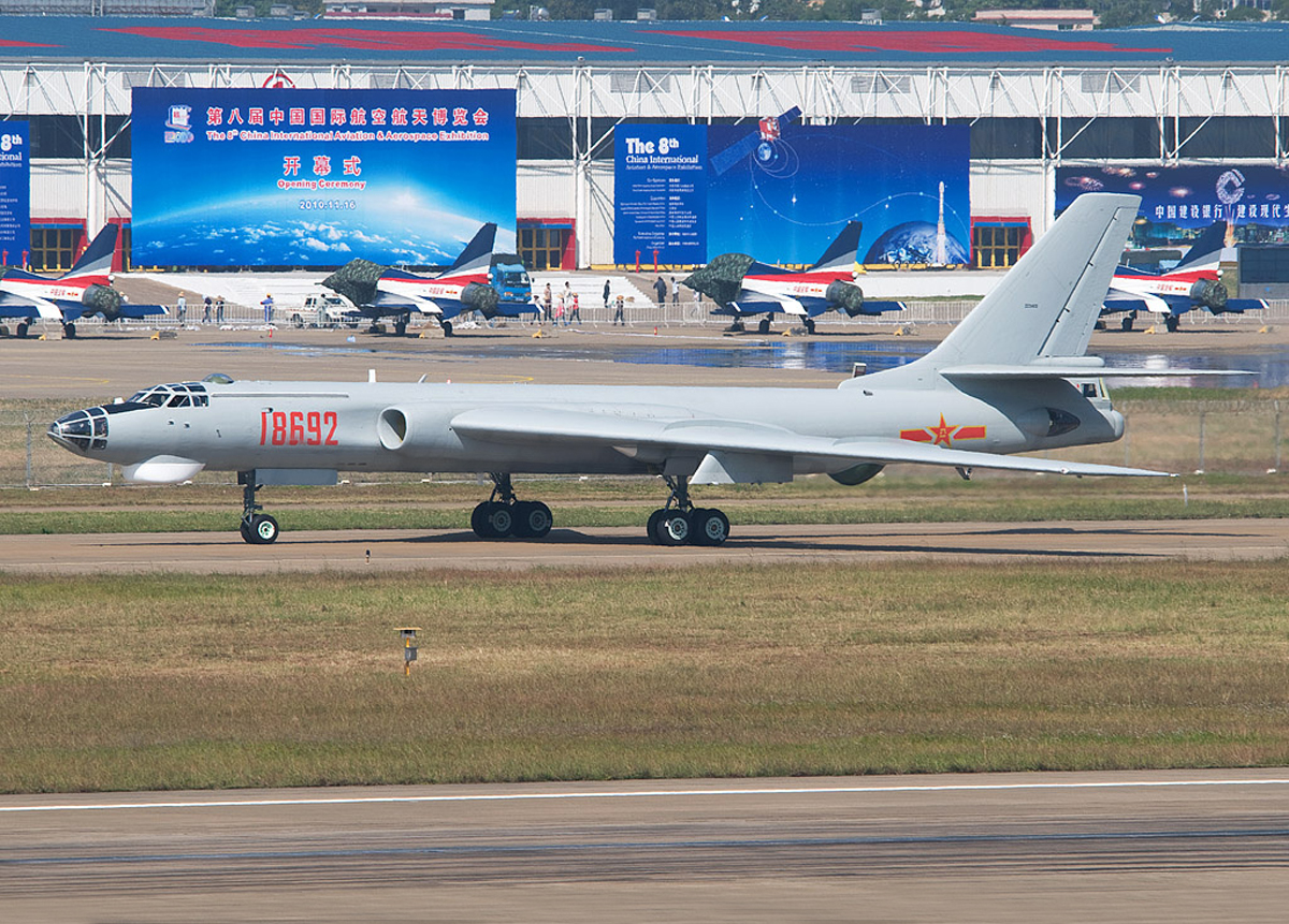 Xian h-6 самолет. Xian h-6k. H 06. H-6n бомбардировщик. кабина xian h-6k.