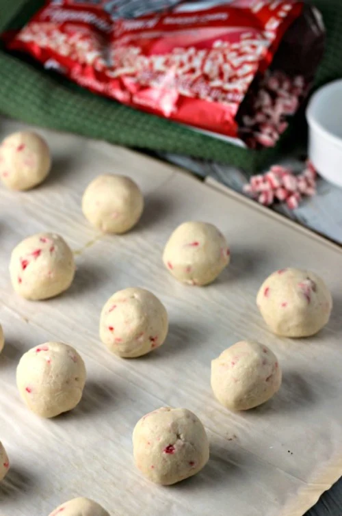 Peppermint Shortbread Cookies | by Renee's Kitchen Adventures - Wonderful recipe for a buttery peppermint Holiday cookie! #RHfood