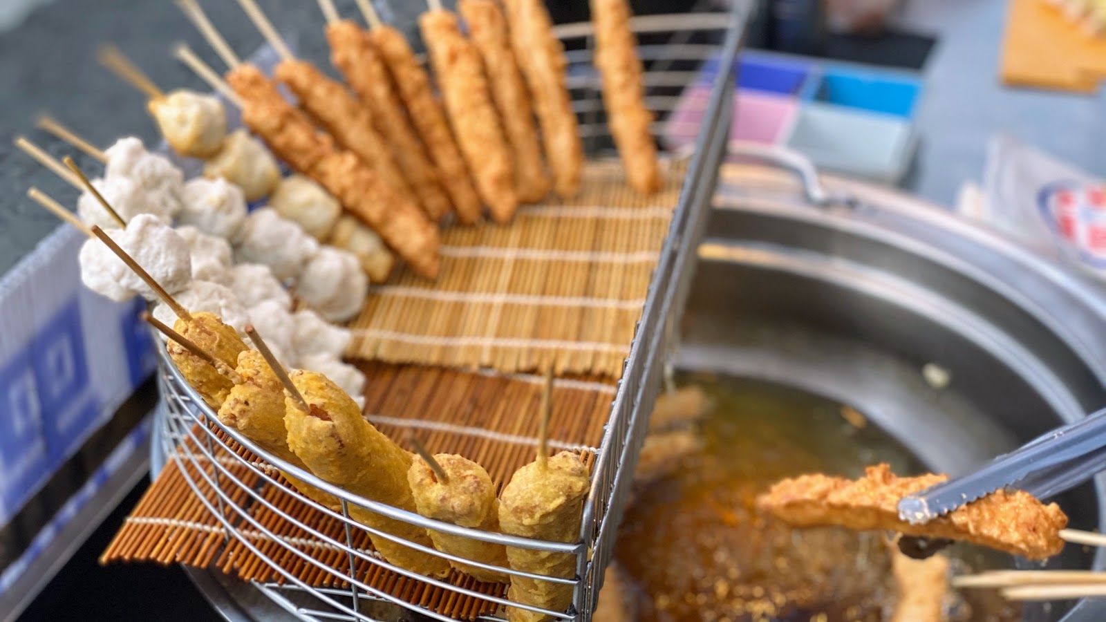 台南旗魚黑輪 在地飄香年 每日限量賣五小時 在地人才知道隱藏版美味 只賣三樣通通銅版價 絕不使用回鍋油現點現炸不預炸 台南吃貨愛吃輝