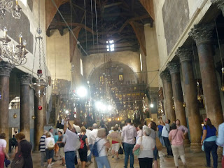 Viaje organizado en la nave central de la Basílica de la Natividad
