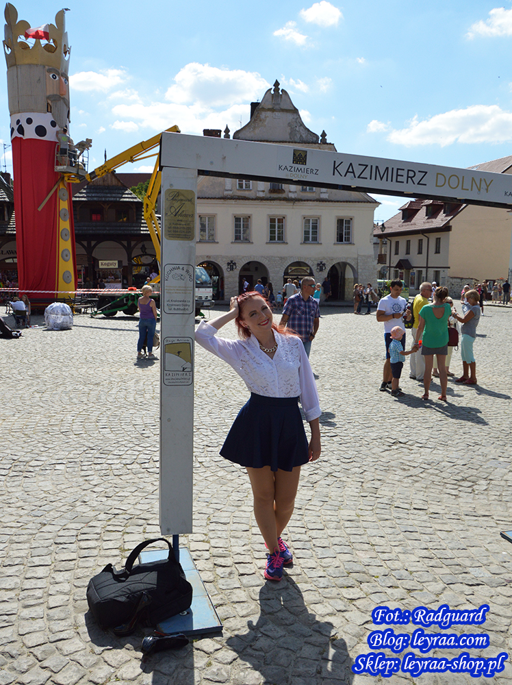 18.07.16 Biała koszula koronkowa, rozkloszowana jeansowa spódnica mini, czarne szpilki, naszyjnik łańcuch złoty, Kazimierz Dolny