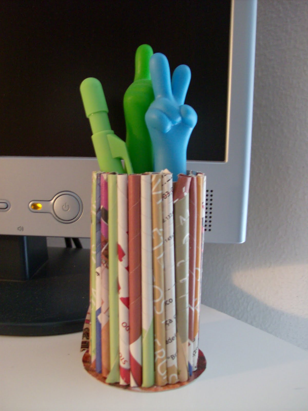 Reuse Crafts Pencil Holder out of Old Magazines