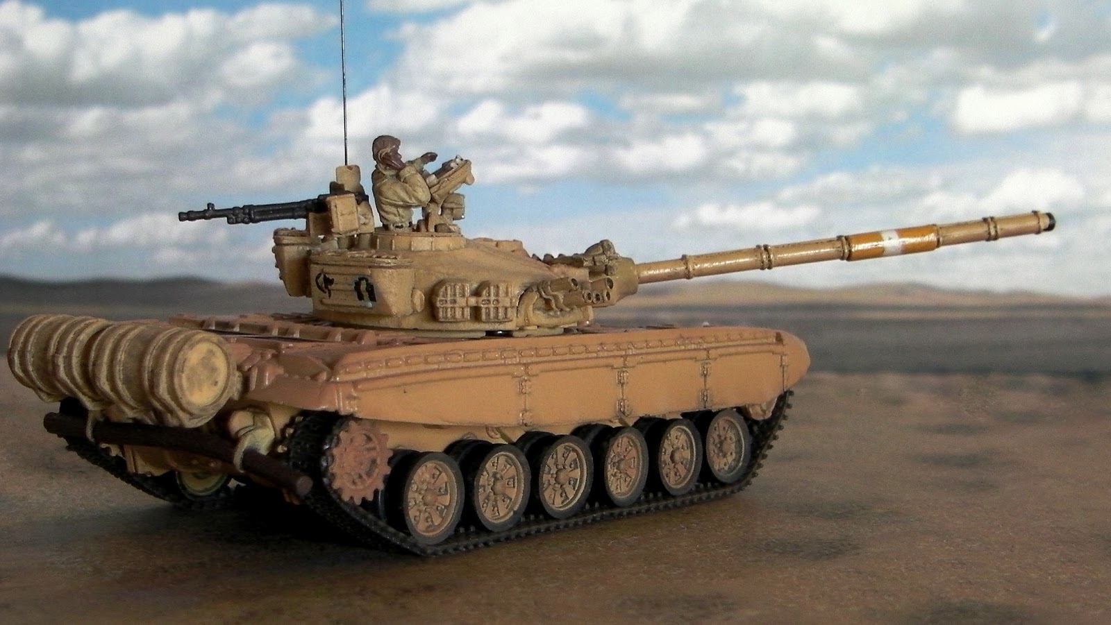 Дуэль т 72 и абрамс. Абрамс и т72. Т72 буря в пустыне. Т-80 1/72 Абрамс. M1 Abrams Desert Storm.