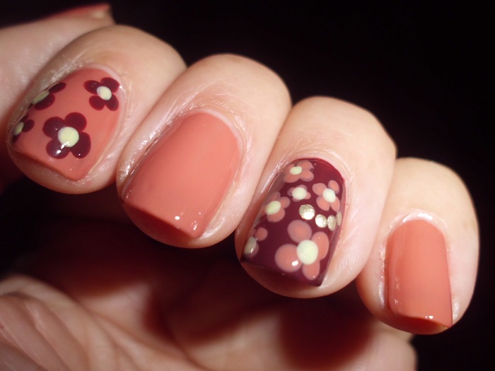 Manicura marrón con flores