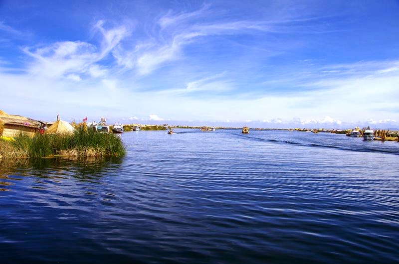 The Uros live on woven reed islands to form a floating layer called Khili , and attached to the bottom of the lake. Normally each island belongs to a family clan and is inhabited between 3-10 families. 