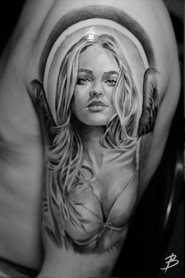 тату реализм. тату портрет девушки реализм. тату портрет на плече. михаил когут тату мастер. татуировка портрет девушки.