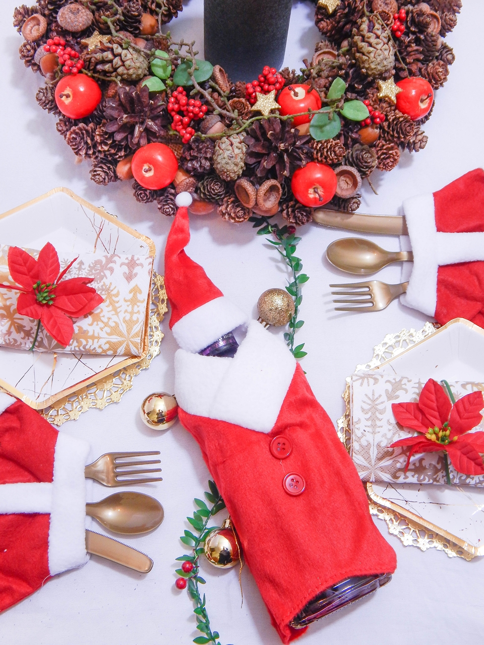 14 dekoracja świątecznego stołu jak udekorować stół na boże narodzenie dekoracja kolacja wigilijna dekoracja stroik na stół wigilijny wianek świeczka mikołajowe ubrania na butelki mikołaje na sztućce