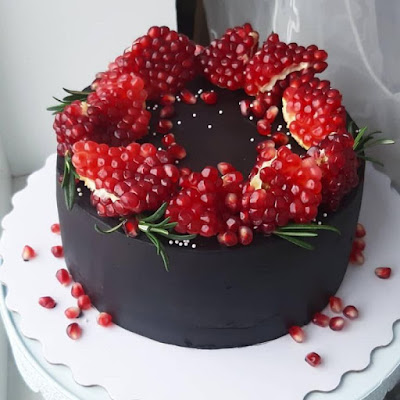 K'Mich Weddings - wedding planning - wedding cake ideas - black with pomegranate topping - instagram