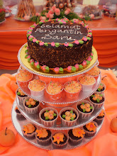 CAKES & CUPCAKES WEDDING(W/STAND)