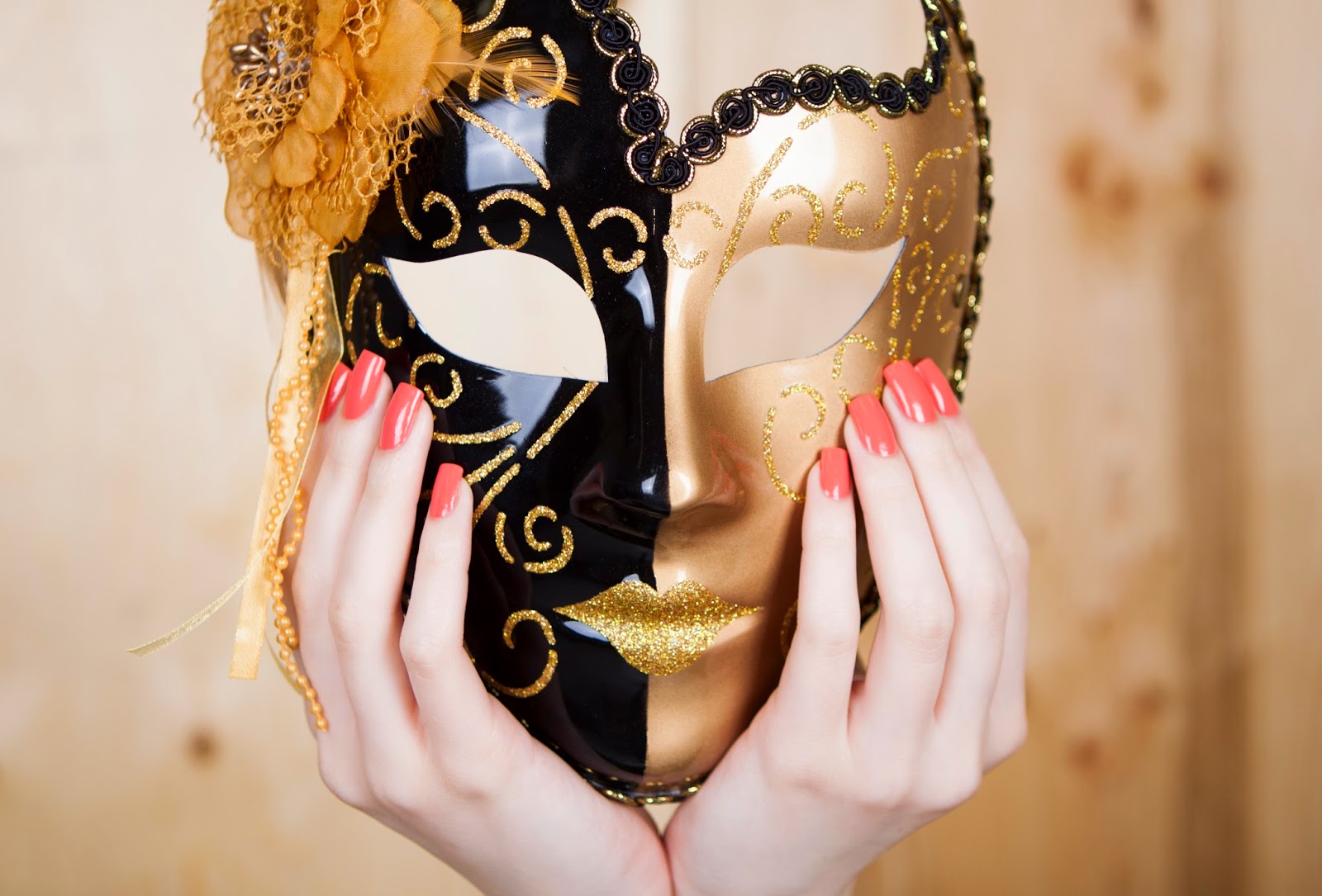 Девушка в маске они. Девушка в карнавальной маске. Девушка в маскарадной маске. Женщина в золотой маске. Девушка в новогодней маске.