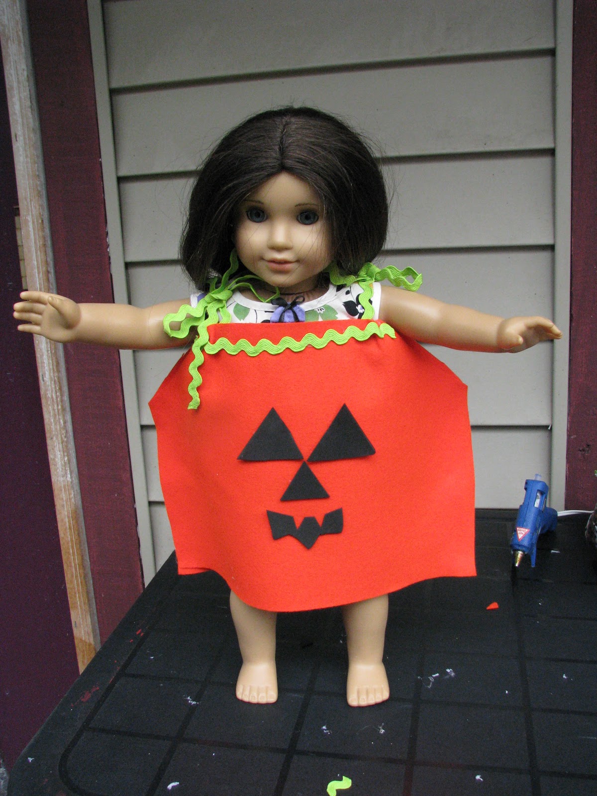 Karen Mom of Three�s Craft Blog Make a Felt Halloween Pumpkin Dress