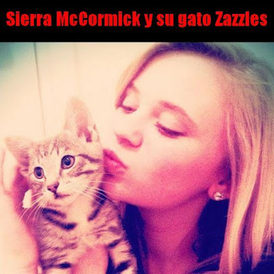 Sierra McCormick y su gato Zazzles. Sierra adoptó a ese gatito.