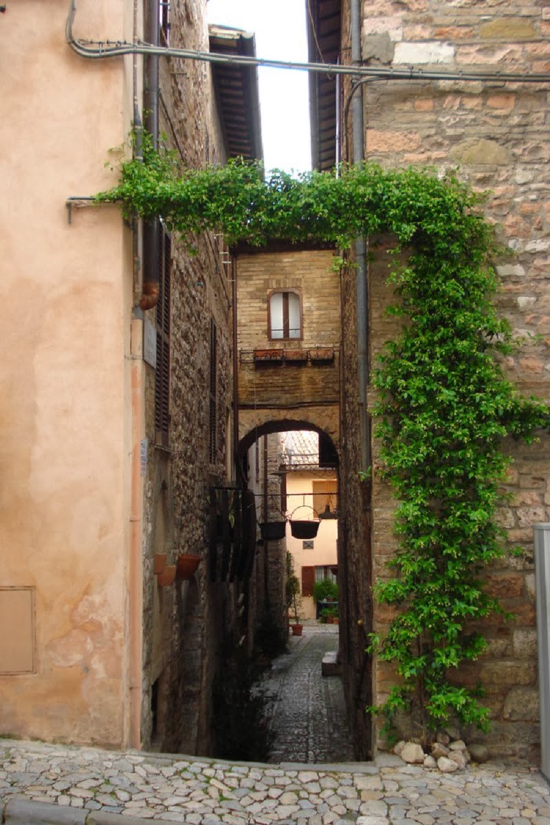 Streets of Spello – the Most Exciting Hike in an Ancient Town, Italy