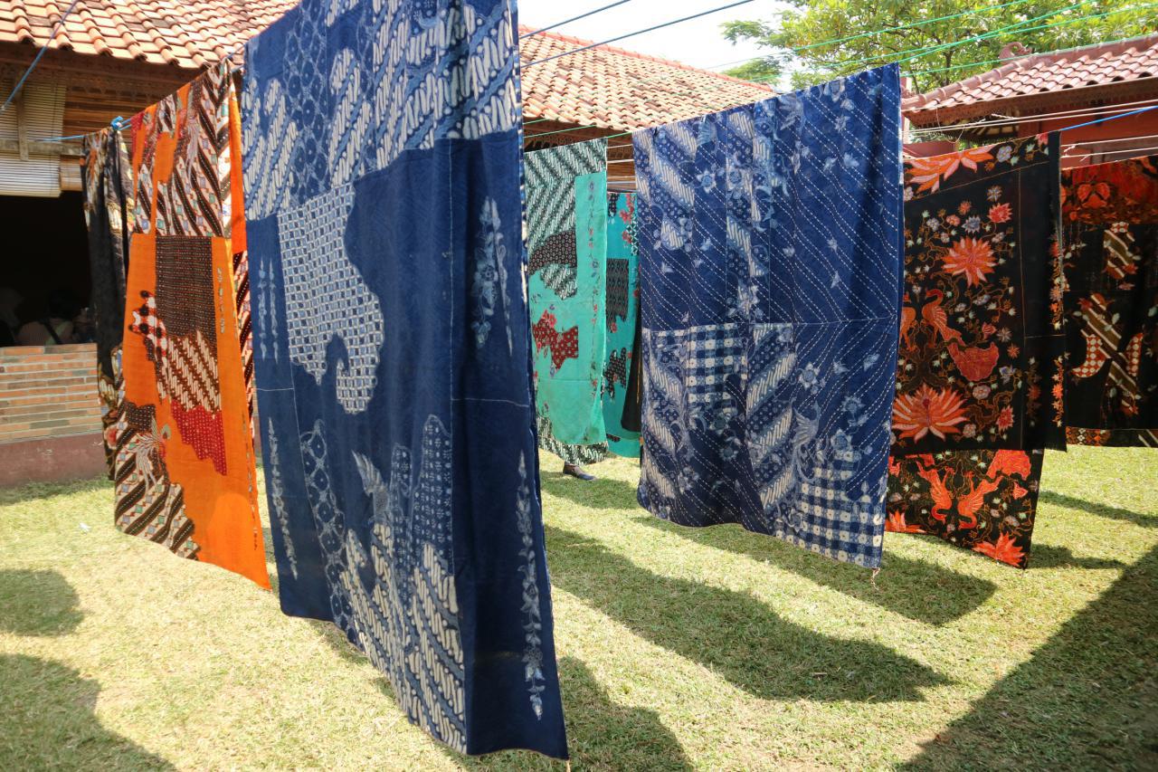 Proses Pembuatan Batik Tulis Adalah Kumpulan Montase, Kolase dan Mozaik
