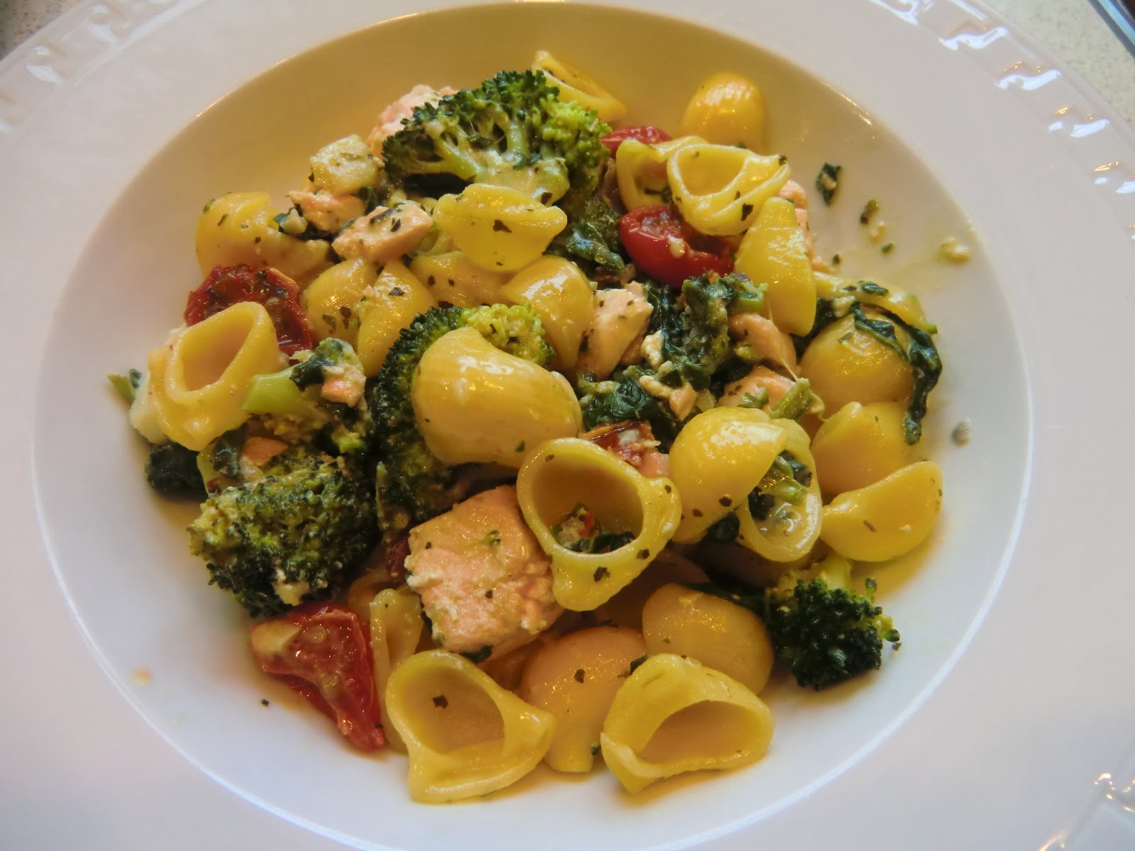 Kjerstis mat och prat: Vardaglig pasta med lax, torsk, spenat, broccoli och  ugnsbakade körsbärstomater