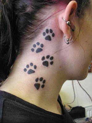 tatuaje de huellas de perrito