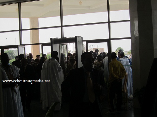 زحام قوي لدى الباب الأخير .. وكثافة في نقاط التفتيش