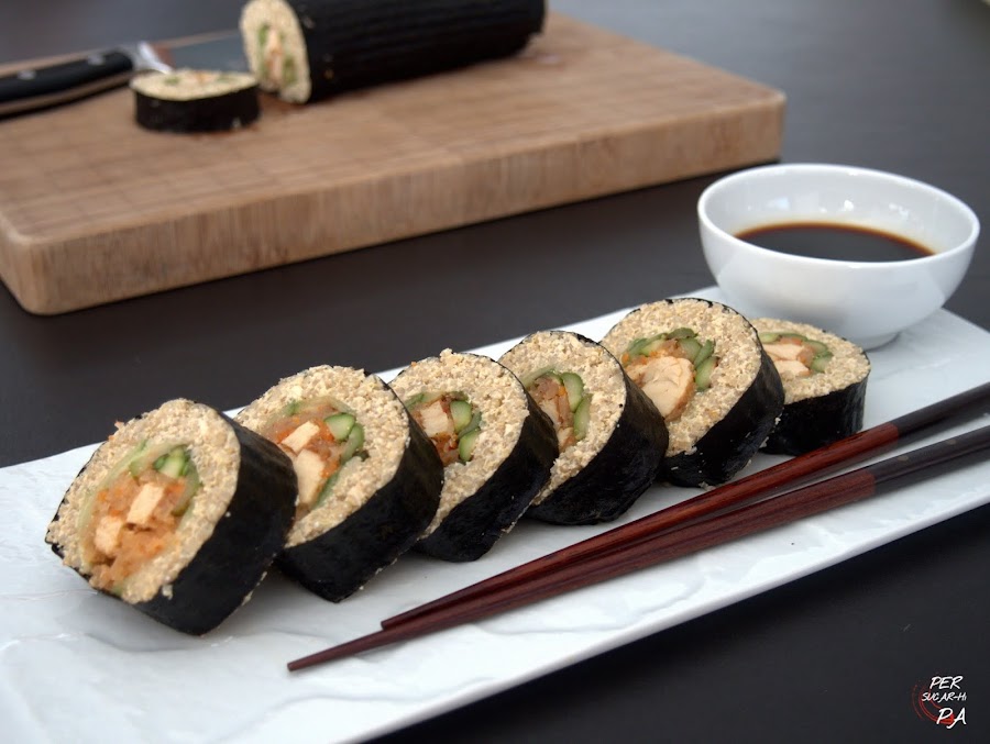 Sushi (maki) con base de quinoa y tofu y aderezado con kimchi, pollo, pepino y espárragos