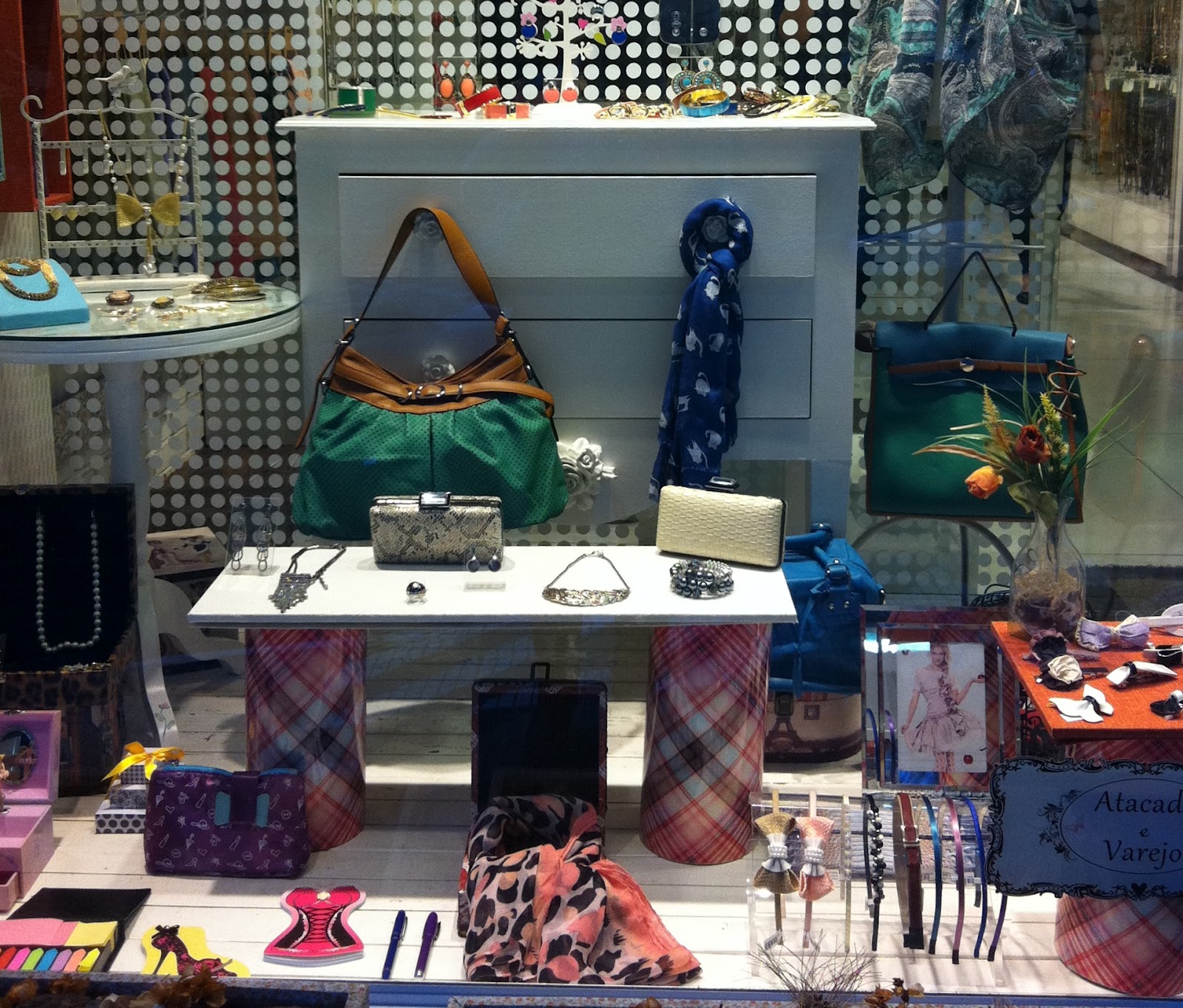 Como decorar uma vitrine de bijuterias Del Carmen