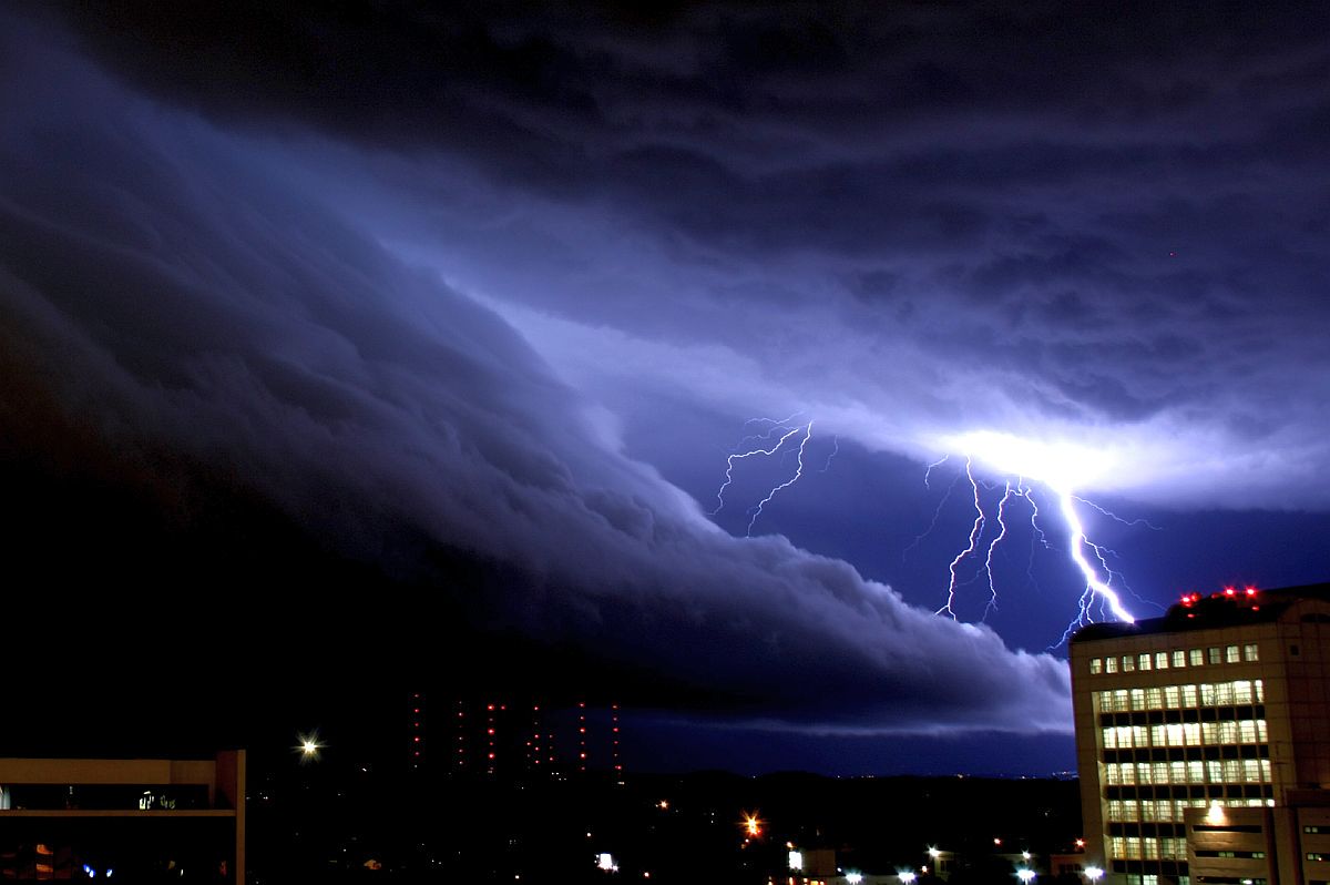 смерч с грозой. торнадо в ночном городе. ночной смерч ночной смерч. Tornado in kentucky скорость. гроза.