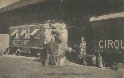 éléphant et roulottes du cirque du Far west de la famille Karoli