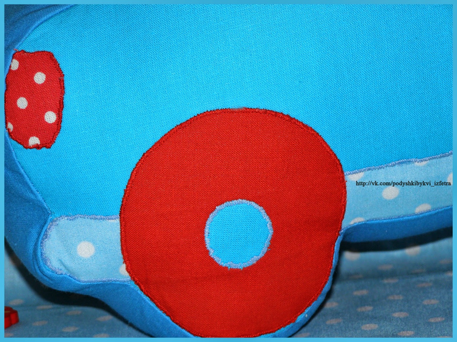 Страна радуг: Бежит, гудит. В два глаза глядит, Только красный глазок ...