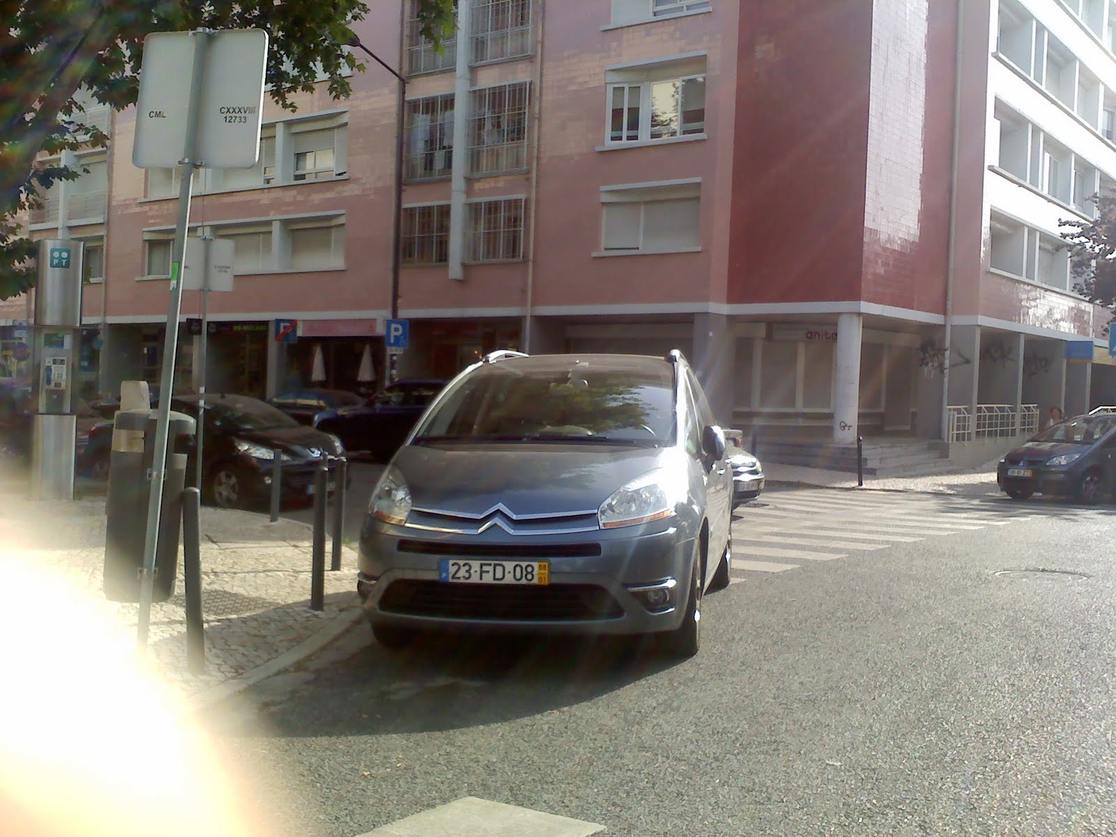 Lisboa. Campolide autoriza condutores a estacionar carros no