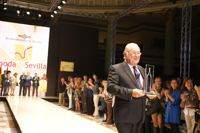 Tony-Benitez-Premio-dedicacion-a-la-moda-en-sevilla