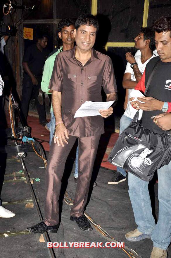 Raju Shrivastava - (5) - Esha Gupta in yellow dress on the sets of 'Laugh India Laugh'