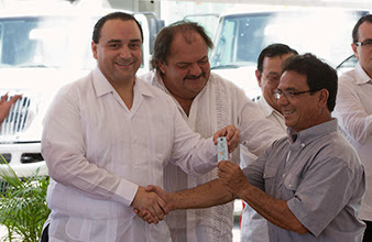 Entrega el Gobernador Roberto Borge al Ayuntamiento Capitalino 5 camiones recolectores de basura