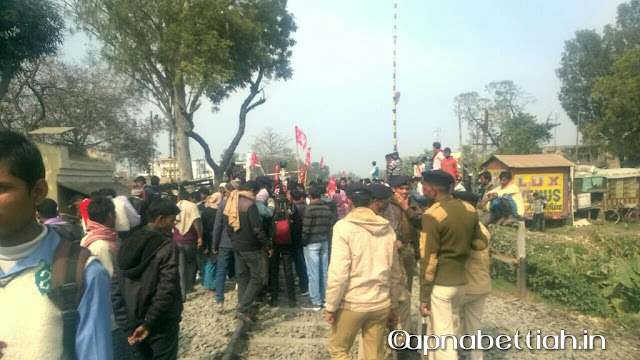 कब सुनेंगे स्थानिये साँसद और विधायक?..फिर से आक्रोशित हुए बेतियावासी। 5 कब सुनेंगे स्थानिये साँसद और विधायक?..फिर से आक्रोशित हुए बेतियावासी। 5