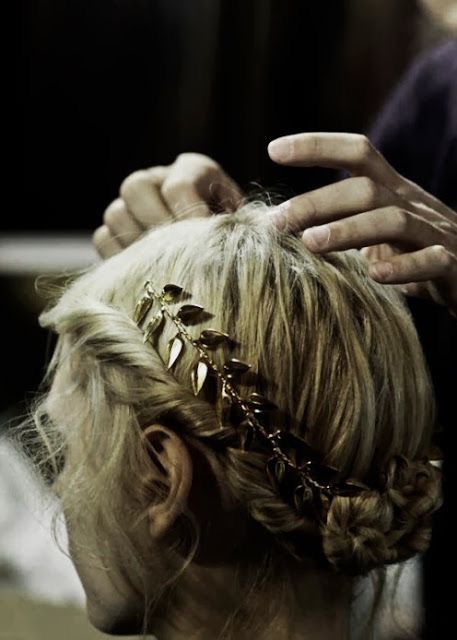 WHISPER blog: FOLHAS DE METAL #updo #penteado #diadema #tiara #folhas #acessorio #cabelo #hair