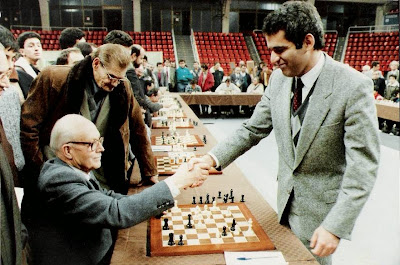 Partida de ajedrez Ribera - Kaspárov en unas simultáneas dadas por este último en 1988 en Barcelona