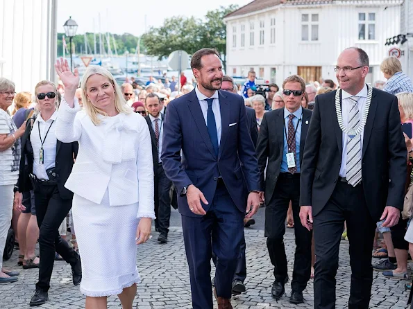 Crown Princess Mette-Marit and Crown Prince Haakon planted a magnolia tree in the garden of the museum during their visit.