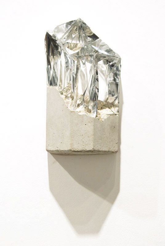 Escultura de concreto e cristal