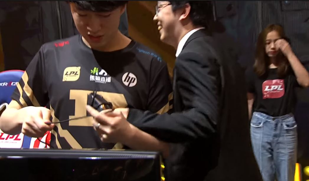 Heart教練在昨晚賽後先是摸摸AD選手Uzi。