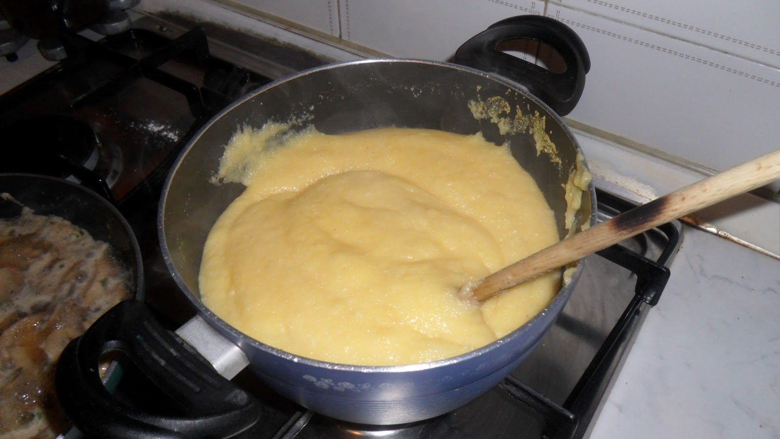 polenta con formaggio fuso e funghi
