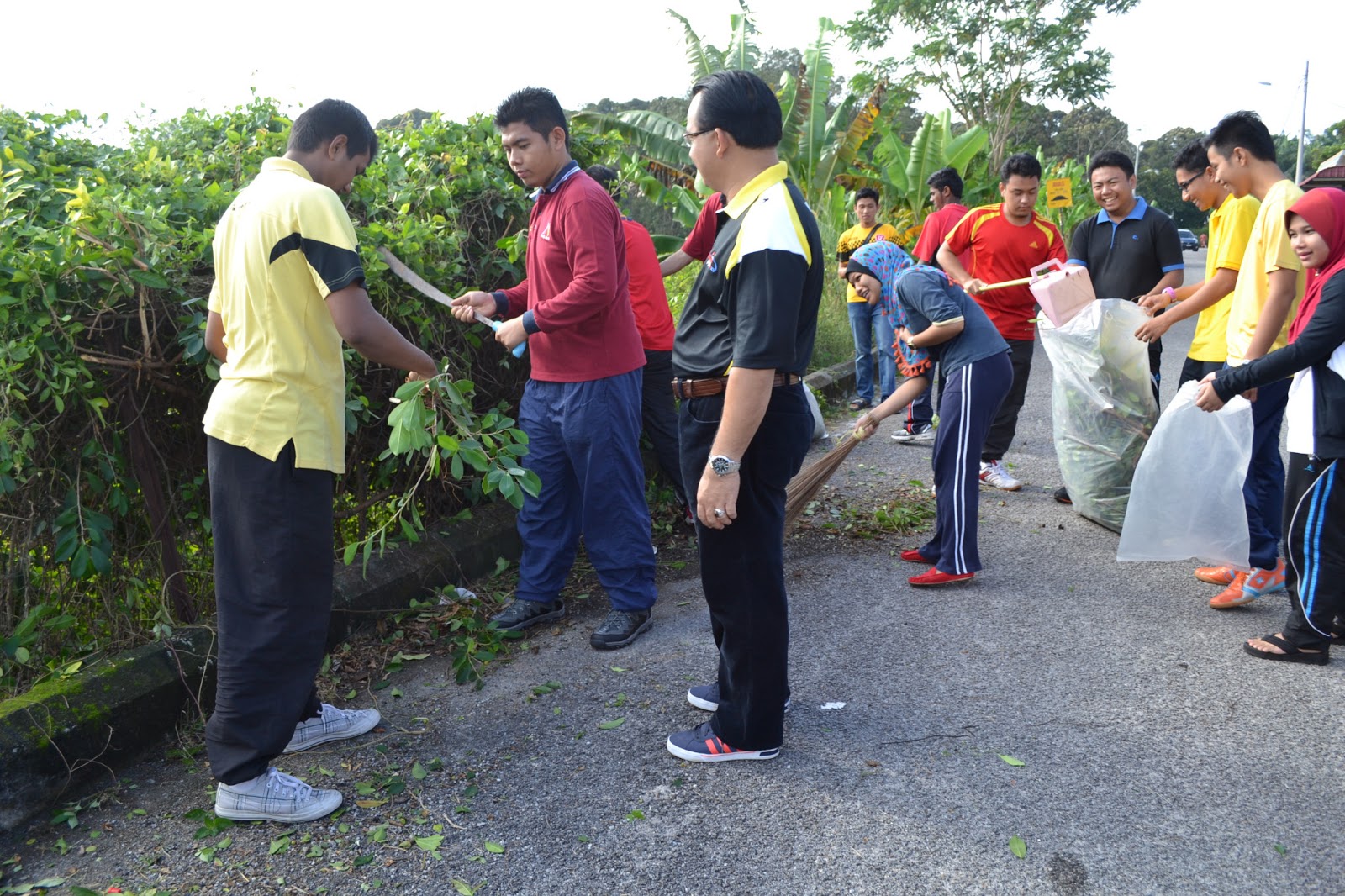 300 sertai Program Gotong-Royong Perdana Sempena Sambutan Ulang Tahun