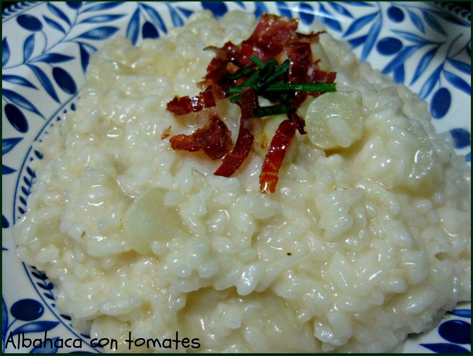Albahaca con tomates Risotto de espárragos blancos frescos con hebras